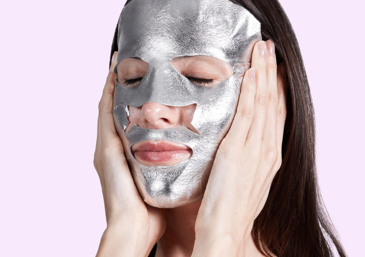 Maschera viso liftante: il segreto per rimpolpare il viso (senza aghi) quando la pelle cede