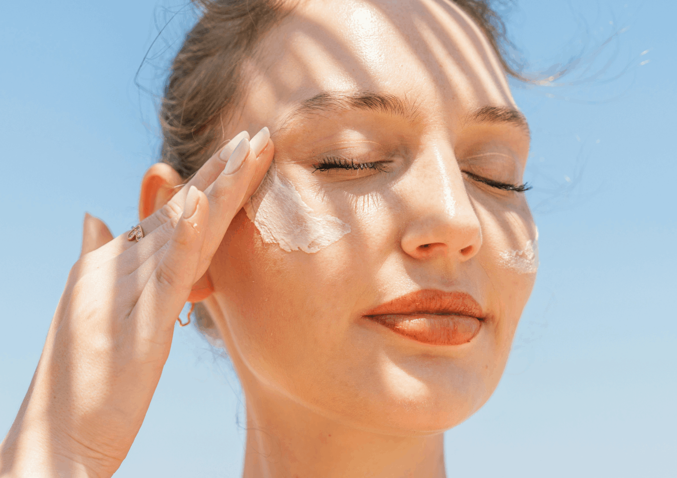Perché in estate la skincare sembra galleggiare sul viso? (E come uscirne vive)