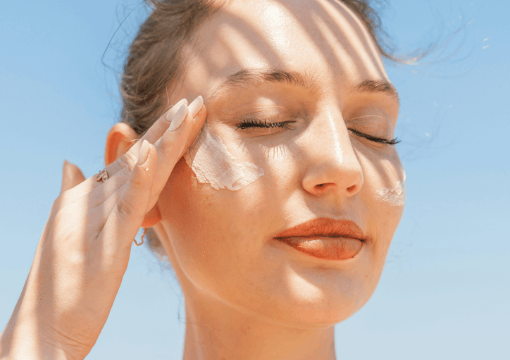 Perché in estate la skincare sembra galleggiare sul viso? (E come uscirne vive)